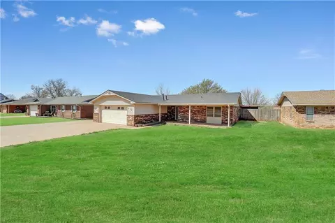 219 Cedar St, Elk City, OK 73644