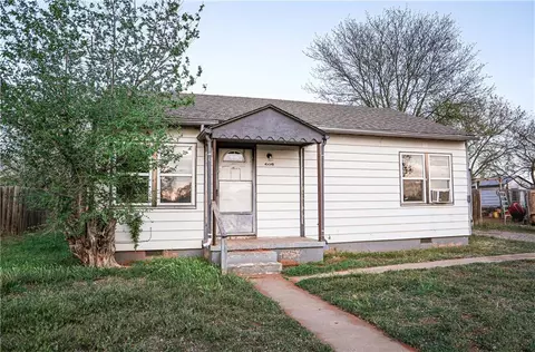 608 N 2nd St, Sayre, OK 73662