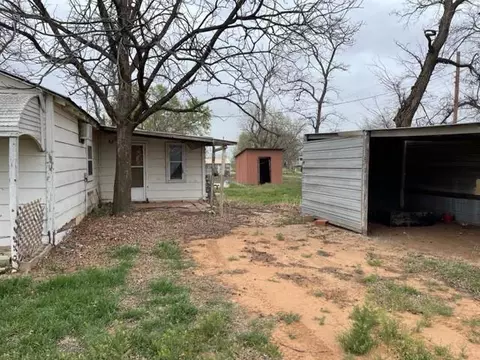 217 W 1st St, Erick, OK 73645 photo 4