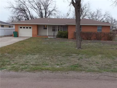 821 E 11 Th St, Snyder, OK 73566
