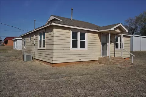 601 N 4th St, Weatherford, OK 73096