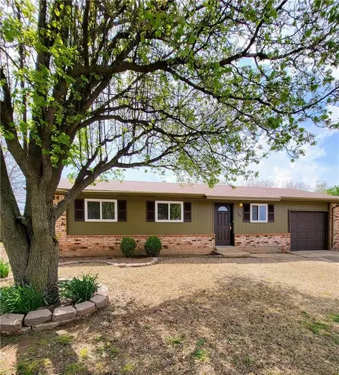 708 Meadowlake Dr, Noble, OK 73068