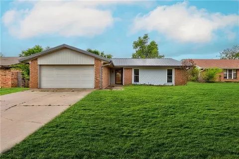7608 NW Kingsbury Ave, Lawton, OK 73505