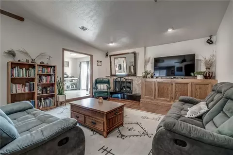 612 E 9th St, Edmond, OK 73034 photo 4
