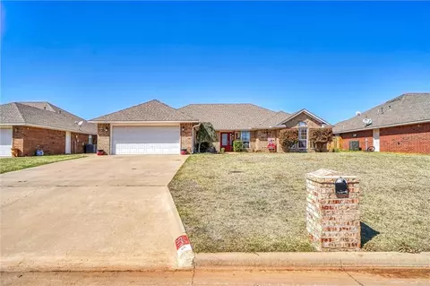 517 Peacock Ln, Altus, OK 73521