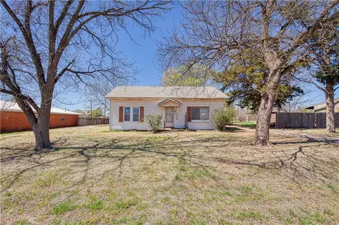 805 N 3rd St, Sayre, OK 73662
