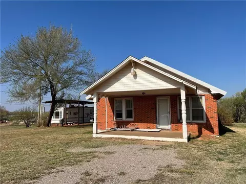 1002 Whiteshield St, Hammon, OK 73650