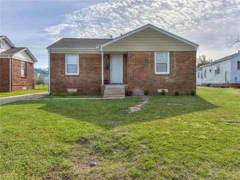 402 E Rickenbacker Dr, Midwest City, OK 73110