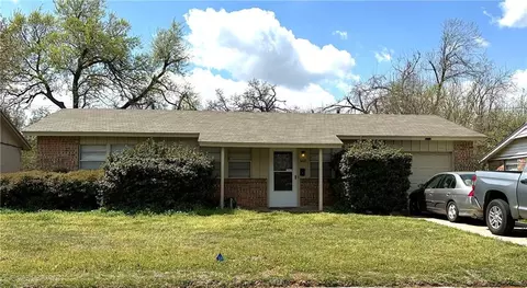 3617 Parkwoods Ln, Midwest City, OK 73110