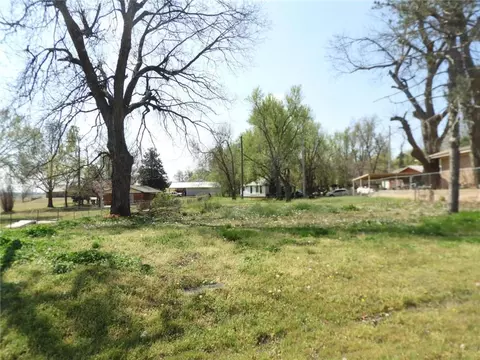 316 E Cedar St, Binger, OK 73009 photo 2