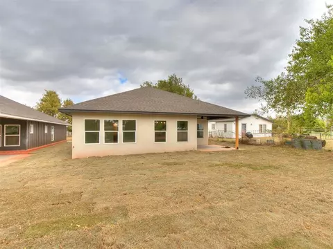 1617 E Grant Ave, Guthrie, OK 73044 photo 2