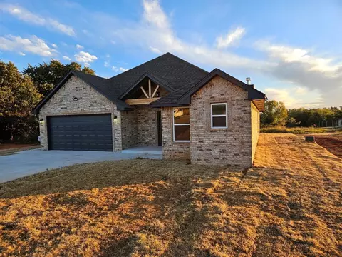 2001 Shady Oaks Cir, Blanchard, OK 73010