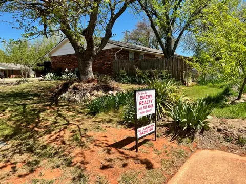 1240 Lauren Ln, Midwest City, OK 73110
