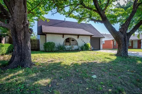 1004 SW 1st St, Moore, OK 73160