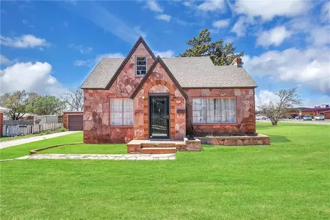 700 S 18th St, Clinton, OK 73601