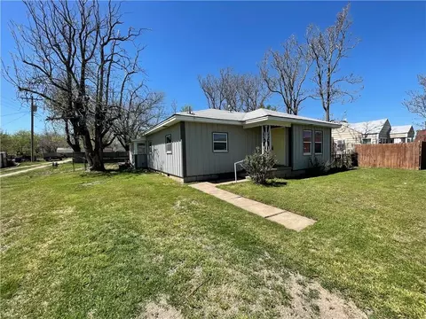 209 NW 5th St, Minco, OK 73059