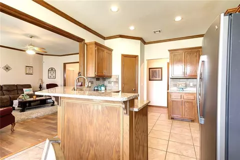 1112 E North Lake View Rd, Mustang, OK 73064