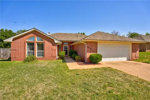 2924 Lacey Dr, Chickasha, OK 73018