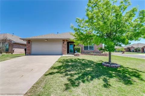 4112 Green Apple Dr, Moore, OK 73160