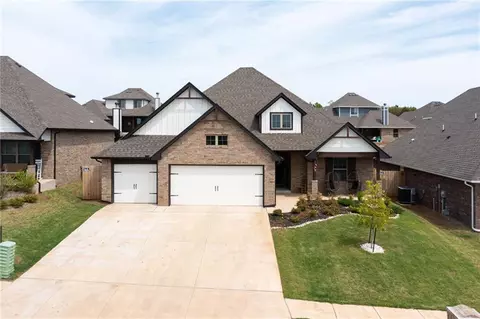 2840 Clover Field Dr, Edmond, OK 73034