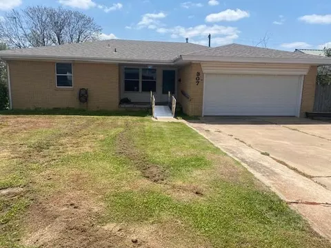 307 Elmwood St, Lindsay, OK 73052