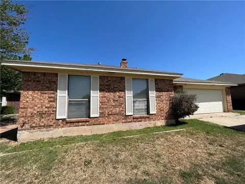 12513 SW 5th St, Yukon, OK 73099