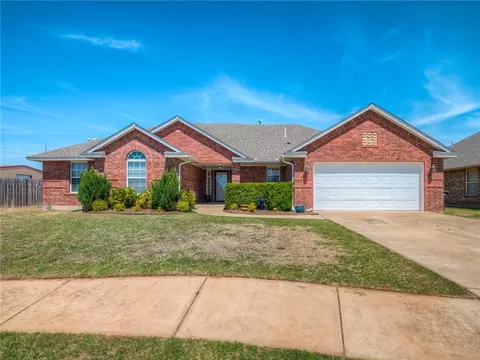 925 NE 30th St, Moore, OK 73160