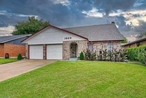 1029 NW 6th St, Moore, OK 73160