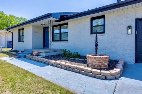 2136 Erin Pl, The Village, OK 73120