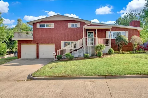 404 Country Club Cir, Midwest City, OK 73110