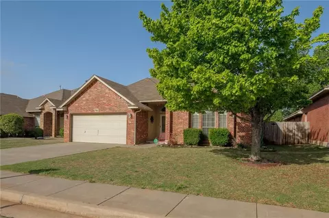 701 Oak Creek Dr, Moore, OK 73160