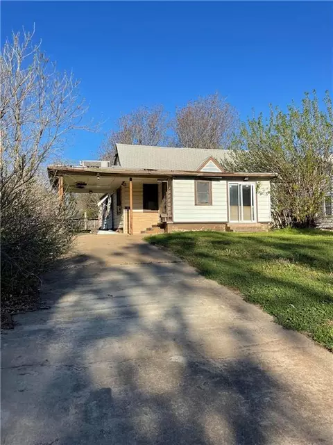 1716 S 19th St, Chickasha, OK 73018