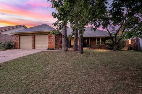 320 Azalea Hill Dr, Yukon, OK 73099
