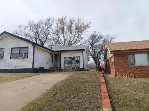 740 N 5th St, Clinton, OK 73601
