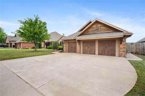 801 Kelsi Dr, Moore, OK 73160 photo 3