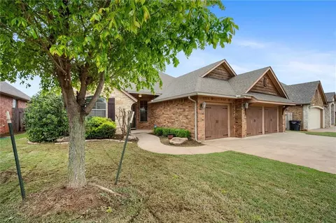 801 Kelsi Dr, Moore, OK 73160 photo 2