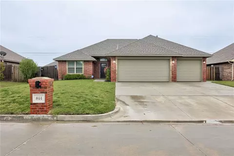 844 SW 10th St, Moore, OK 73160