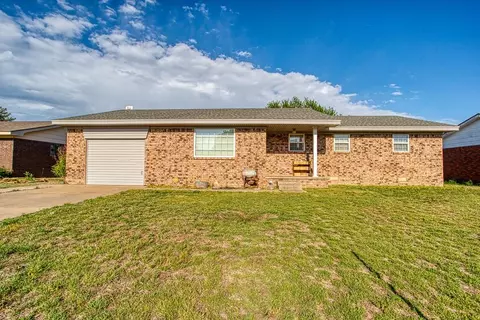 209 N Elm St, Okeene, OK 73763