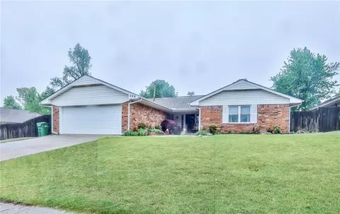 209 W Meade Dr, Yukon, OK 73099