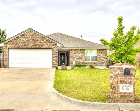 836 SW 10th St, Moore, OK 73160