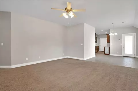 812 E Cypress St, Altus, OK 73521 photo 4