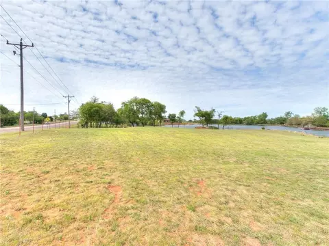 2877 S Sooner Rd, Moore, OK 73165 photo 2