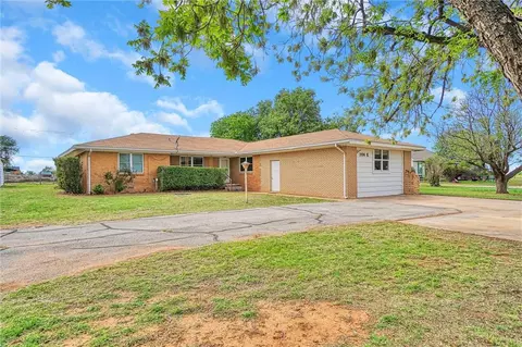 208 K St, Olustee, OK 73560