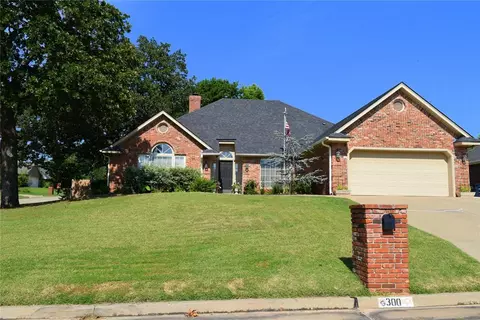300 Club House, Shawnee, OK 74801