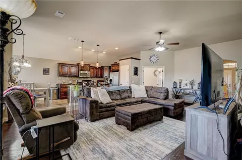 440 Scully Rd, Yukon, OK 73099
