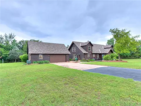9709 Hillcrest Dr, Edmond, OK 73025