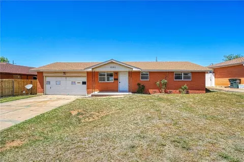 1201 Blackstone Ave, Clinton, OK 73601