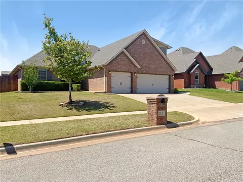 1121 Lindsey Ln, Moore, OK 73160