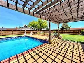 101 Saint Charles Pl, Chickasha, OK 73018