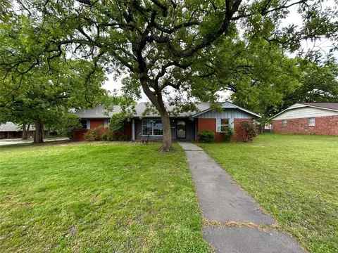 12 Delaware Dr, Shawnee, OK 74801